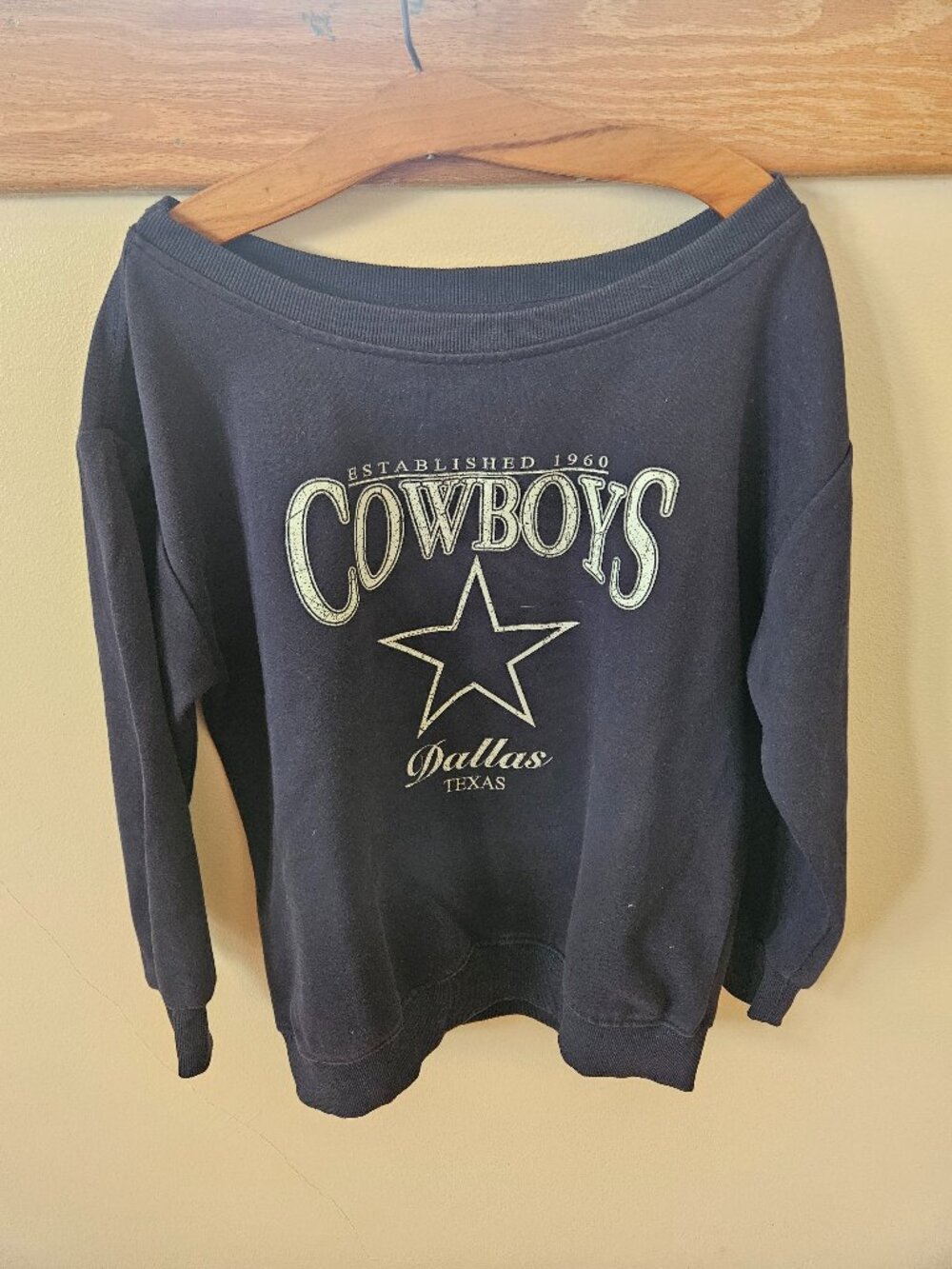 Wide-Neck Dallas Cowboys Sweatshirt-Size M